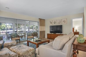 Villa, varias camas, cocina (310A Beach Lagoon) | Área de sala de estar | Televisión de 40 pulgadas con canales digitales 