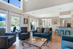 Villa, flere senger, kjøkken, hageutsikt (271 Stoney Creek Villa) | Oppholdsområde | En 40-tommers TV med digitale kanaler