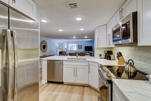 Villa, Plusieurs lits, cuisine, vue sur le terrain de golf (461 Plantation Club Villas) | Cuisine privée | Réfrigérateur, four à micro-ondes, un four, surface de cuisson