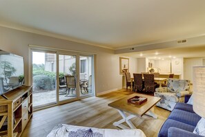 Villa, Plusieurs lits, cuisine, vue sur le terrain de golf (461 Plantation Club Villas) | Aire de séjour | Téléviseur de 40 po avec télévision par câble