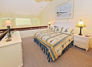 Een slaapkamer met een bed, twee nachtkastjes, een lamp, een raam met jaloezieën en een schilderij aan de muur.