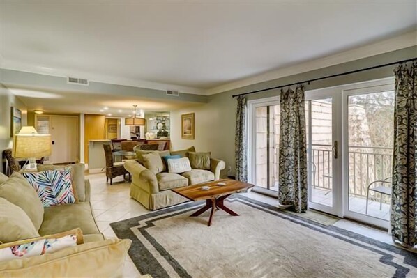 Villa, varias camas, cocina, vista al campo de golf | Área de sala de estar | Televisión de 40 pulgadas con canales por cable 