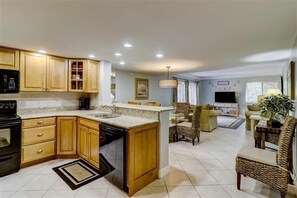 Villa, varias camas, cocina, vista al campo de golf | Cocina privada | Refrigerador, microondas, horno y parrilla de estufa 