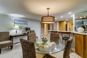 Villa, varias camas, cocina, vista al campo de golf | Restaurantes