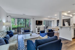 Stórt einbýlishús - mörg rúm - eldhús - útsýni yfir golfvöll (490 Plantation Club Villas) | Stofa | 40-tommu sjónvarp með stafrænum rásum
