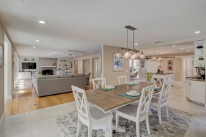 Casa, varias camas, cocina, vista a la alberca (337 Greenwood Drive) | Restaurantes