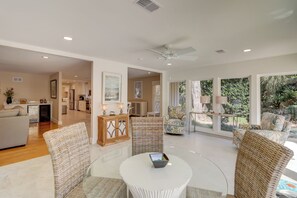 Casa, letti multipli, cucina, vista piscina (337 Greenwood Drive) | Area soggiorno | TV 40 pollici con canali via cavo