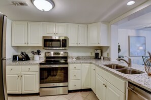 Villa, Multiple Beds, Kitchen, Golf View (436 Plantation Club Villas) | Private kitchen | Fridge, microwave, oven, stovetop