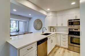 Villa, letti multipli, cucina, vista campo da golf (506 Plantation Club Villas) | Cucina privata | Frigorifero, microonde, forno, piano cottura