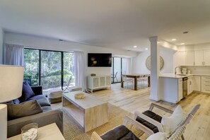 別墅, 多張床, 廚房, 高球場景觀 (506 Plantation Club Villas) | 起居區 | 40-吋電視，提供數位頻道