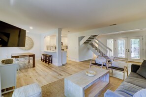 Villa - flera sängar - kök - utsikt mot golfbanan (506 Plantation Club Villas) | Vardagsrum | 40-tums tv med digitalkanaler