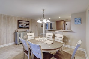 Villa, varias camas, cocina, vista al campo de golf (477 Plantation Club Villas) | Restaurantes