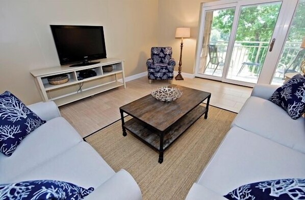 Living area - 481 Plantation Club Villas at The Sea Pines Resort (Hilton Head Island)