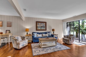 Villa, varias camas, cocina, vista al campo de golf (498 Plantation Club Villas) | Área de sala de estar | Televisión de 40 pulgadas con canales digitales