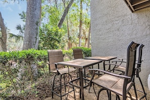 Villa, varias camas, cocina, vista al campo de golf (498 Plantation Club Villas) | Restaurante al aire libre