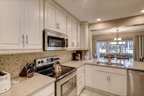Villa, varias camas, cocina, vista al jardín (485 Plantation Club Villas) | Cocina privada | Refrigerador, microondas, horno y parrilla de estufa 