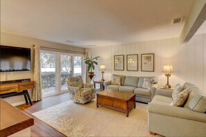 Villa, varias camas, cocina, vistas al jardín (485 Plantation Club Villas) | Zona de estar | Televisión de 40 pulgadas con canales digitales