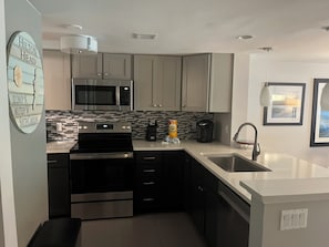 Villa, varias camas, cocina, vista al campo de golf (521 Plantation Club Villas) | Cocina privada | Refrigerador, microondas, horno y parrilla de estufa