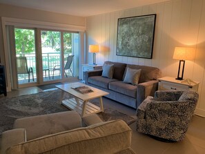 Villa, Mehrere Betten, Küche, Blick auf den Golfplatz (521 Plantation Club Villas) | Wohnbereich | 42-Zoll-Flachbildfernseher mit Kabelempfang