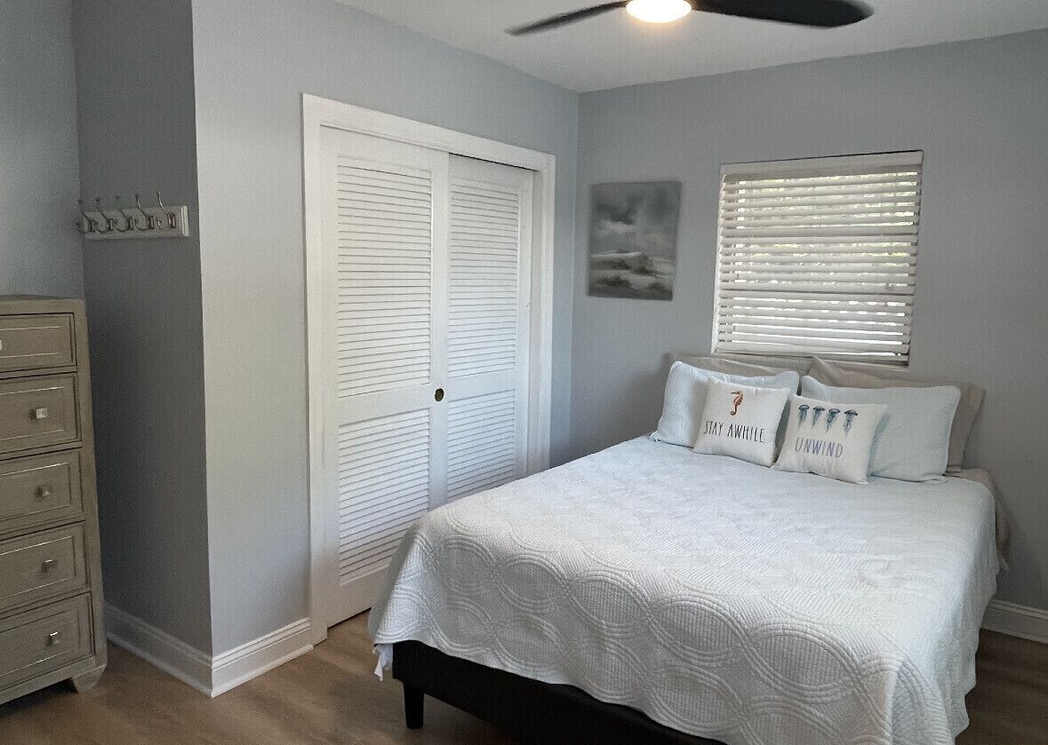 2 間睡房、書桌、熨斗/熨衫板、可攜式嬰兒床