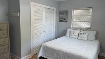 2 間睡房、書桌、熨斗/熨衫板、可攜式嬰兒床