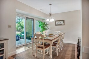 Villa, Mehrere Betten, Küche, Blick auf den Golfplatz (536 Plantation Club Villas) | Speisen