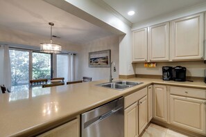 Villa, varias camas, cocina, vista al jardín (540 Plantation Club Villas) | Cocina privada | Refrigerador, microondas, horno y parrilla de estufa 