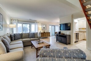 Living area - 540 Plantation Club Villas at The Sea Pines Resort (Hilton Head Island)