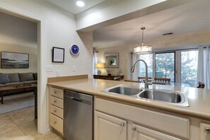 Villa, varias camas, cocina, vista al jardín (540 Plantation Club Villas) | Interior