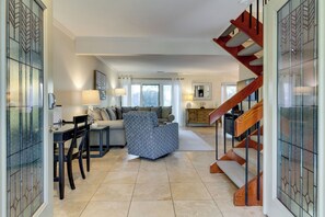 Villa, varias camas, cocina, vista al jardín (540 Plantation Club Villas) | Área de sala de estar | Televisión de 40 pulgadas con canales digitales 