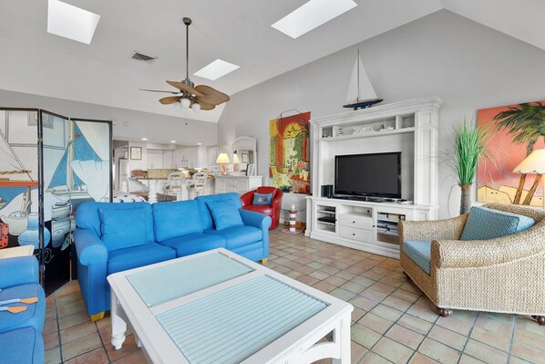 빌라, 킹사이즈침대 1개 및 소파베드, 주방 (708 Schooner Court) | 거실 공간 | 디지털 채널 시청이 가능한 40인치 TV