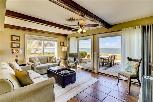 Casa, letti multipli, patio | Area soggiorno | TV 40 pollici con canali via cavo