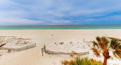 Beachfront condo with pool, hot tub, beach access & full kitchen