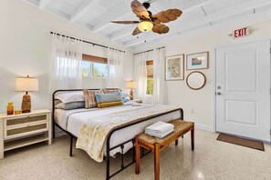 1 chambre, bureau, fer et planche à repasser, lit parapluie