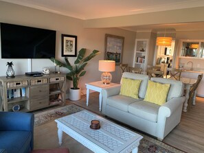 Villa, plusieurs lits, cuisine (737 Schooner Court) | Coin séjour