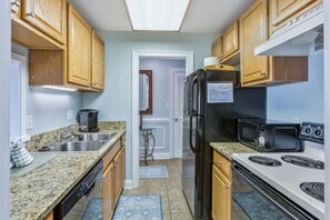 Villa, 1 King Bed, Kitchen (858 Ketch Court) | Private kitchen | Fridge, microwave, oven, stovetop