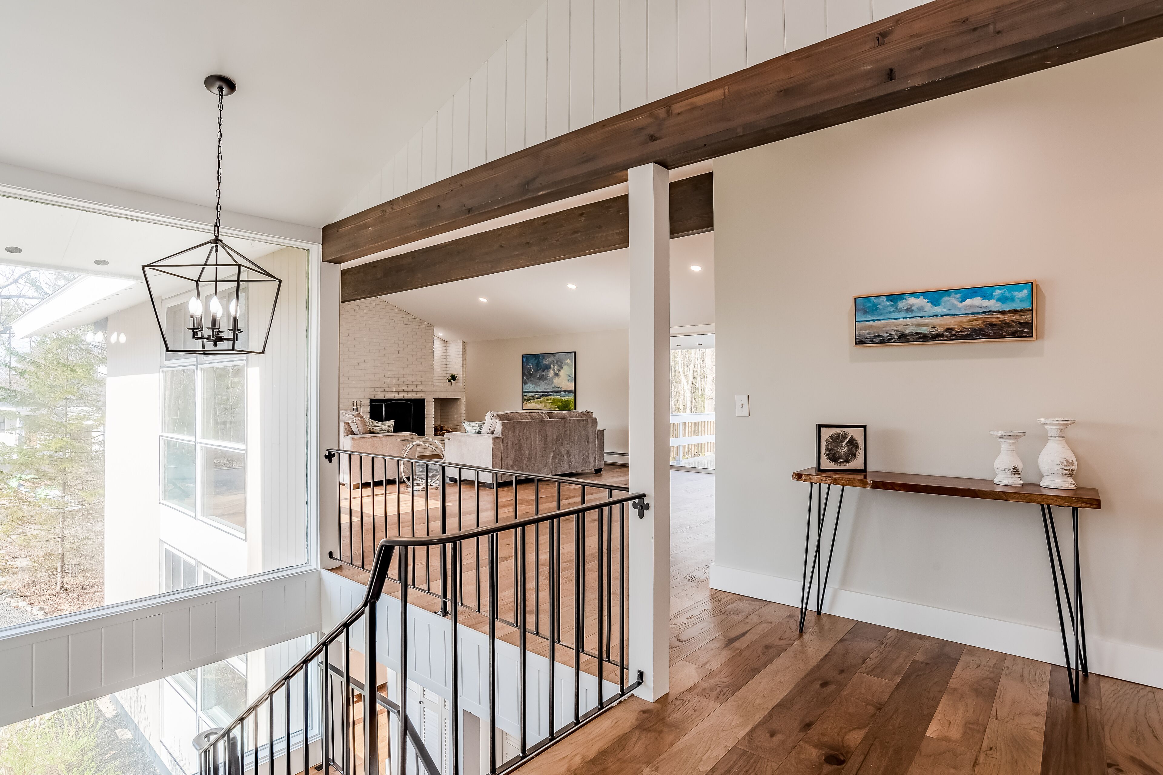 Lovely home on 2 acres with private deck & EV charger - close to beaches