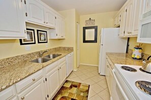 Villa, Multiple Beds, Kitchen, Garden View (903 Cutter Court) | Private kitchen | Fridge, microwave, oven, stovetop
