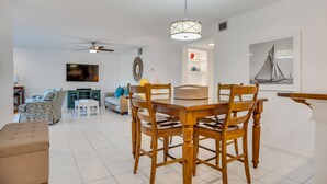 Villa, flere senger, kjøkken, hageutsikt (908 Cutter Court) | Spiseområde