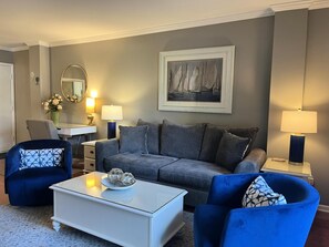 Villa, 1 King-Bett und Schlafsofa, Küche, Gartenblick (909 Cutter Court) | Wohnbereich | 40-Zoll-Fernseher mit Kabelempfang