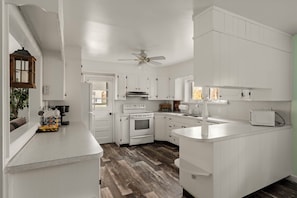 Fridge, microwave, oven, stovetop - Maple Grove Guesthouse (Mohnton)