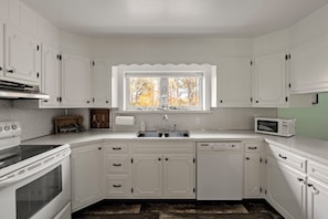 Fridge, microwave, oven, stovetop - Maple Grove Guesthouse (Mohnton)