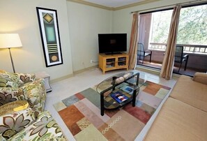 Villa, Meerdere bedden, keuken, uitzicht op tuin (928 Cutter Court) | Woonruimte | Een 40-inch televisie met digitale zenders