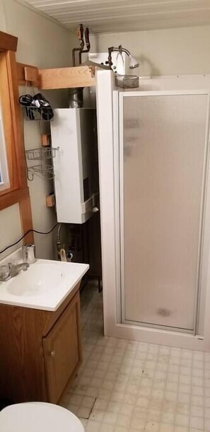 Een haardroger, handdoeken