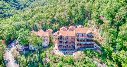 Mountain view condo in Country Club - fireplace & on-site hot tub, pool, tennis
