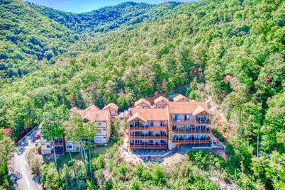 Mountain view condo in Country Club - fireplace & on-site hot tub, pool, tennis
