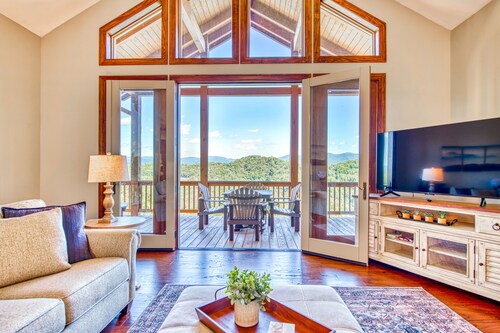 Mountain view condo in Country Club - fireplace & on-site hot tub, pool, tennis