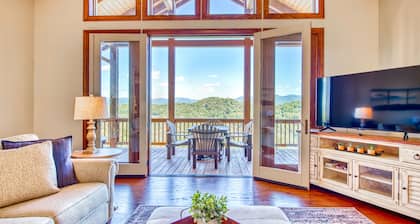 Mountain view condo in Country Club - fireplace & on-site hot tub, pool, tennis