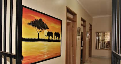 Cozy house sleeps 8, minutes away from airport!