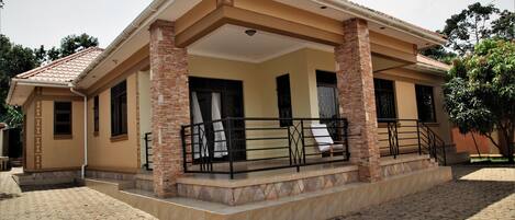 المنشأة من الخارج